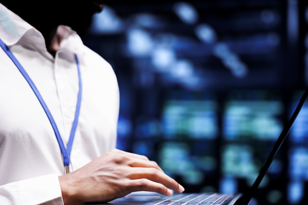 Servizi IT Supporto Informatico Chiasso specialist using laptop troubleshooting data center mainframes with high computing power enabling hyperscale server hub support demanding applications such as machine learning workloads